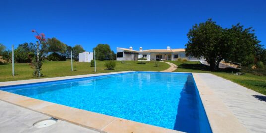 Long Term Rental Estate – 5 Bedroom Villa with Large Garden and Swimming Pool – Pet Friendly Between Faro and Estoi – 15min from Faro Airport, 25min to Almancil