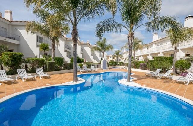 Long Term Rental 3 Bedroom Townhouse with Garage & Condo Swimming Pool – Boliqueime, Central Algarve